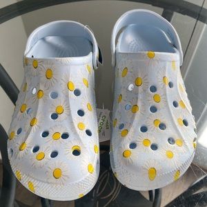 NWT Crocs Daisy Print Women’s 11